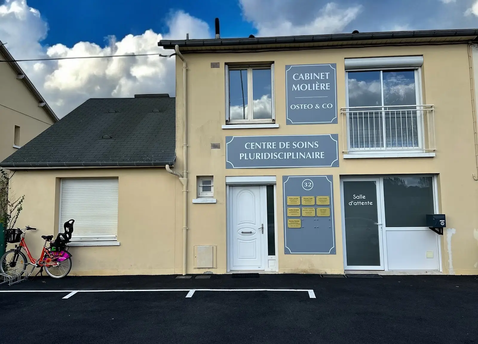La façade du 32 rue Molière avec les panneaux Cabinet Molière et Centre de soins pluridisciplinaire, et le parking devant
